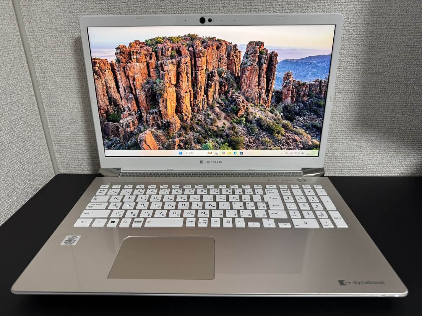 中古美品 TOSHIBA dynabook T8/M を正面から見た16.1型フルHD液晶とテンキー付き日本語キーボード全体
