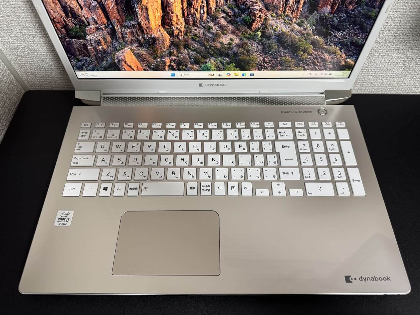 TOSHIBA dynabook T8/M のテンキー付き日本語（JIS）キーボードのアップ