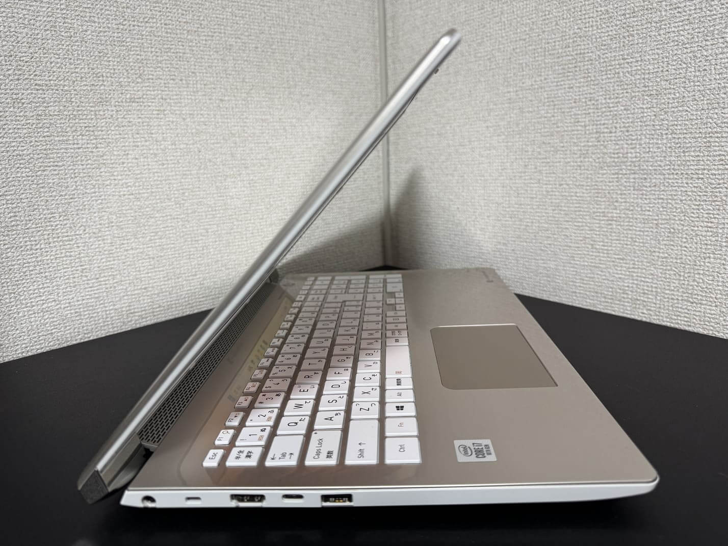 TOSHIBA dynabook T8/M 左側面のインターフェース（電源端子・セキュリティロックスロット・HDMI・USB Type-C・USB Type-A）