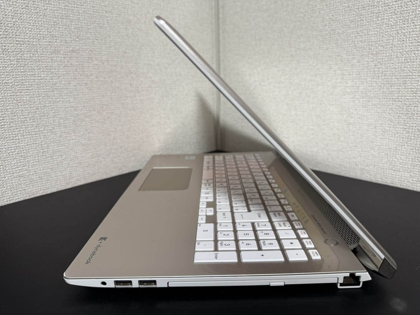 TOSHIBA dynabook T8/M 右側面のインターフェース（ヘッドホンマイクジャック・USB Type-A×2・Blu-rayドライブ・有線LAN）