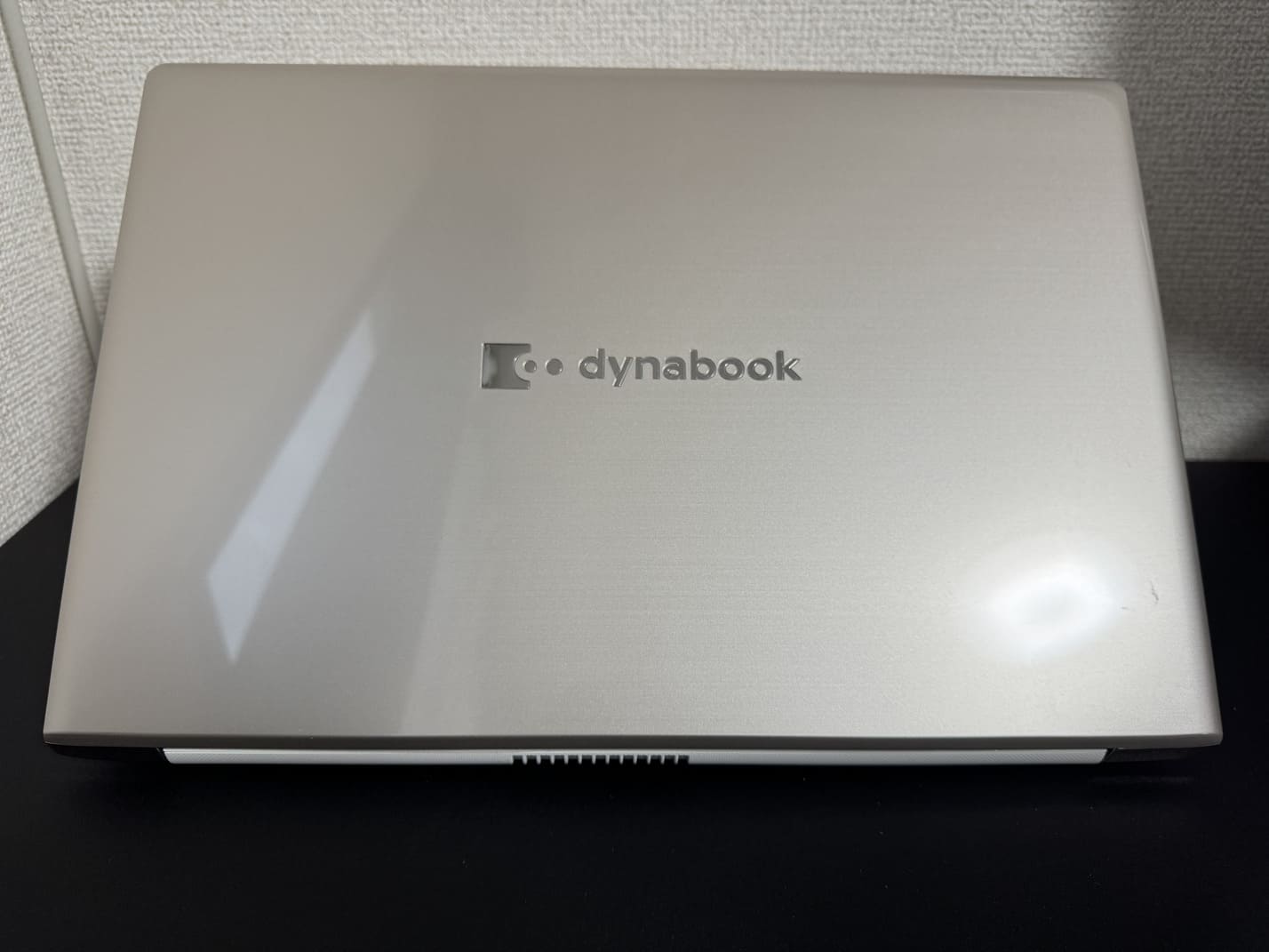 TOSHIBA dynabook T8/M 天板のdynabookロゴ（閉じた状態のサテンゴールド筐体）