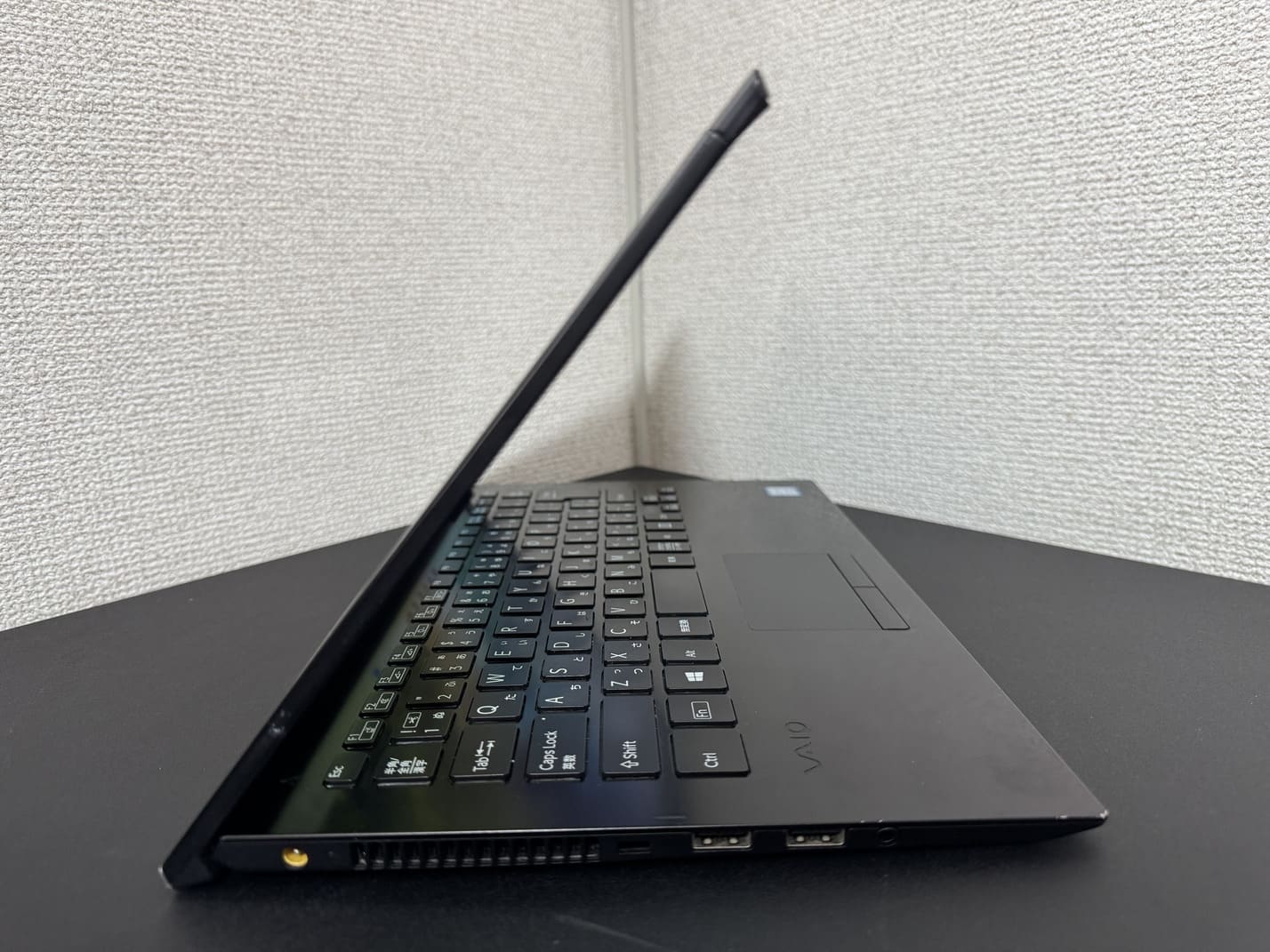 中古 SONY VAIO Pro PG の左側面 電源端子と排気口 USB Type-A×2 ヘッドフォンマイクジャック